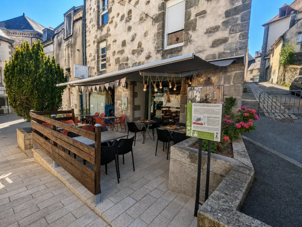 La terrasse et la façade de La Tanière de Breizh